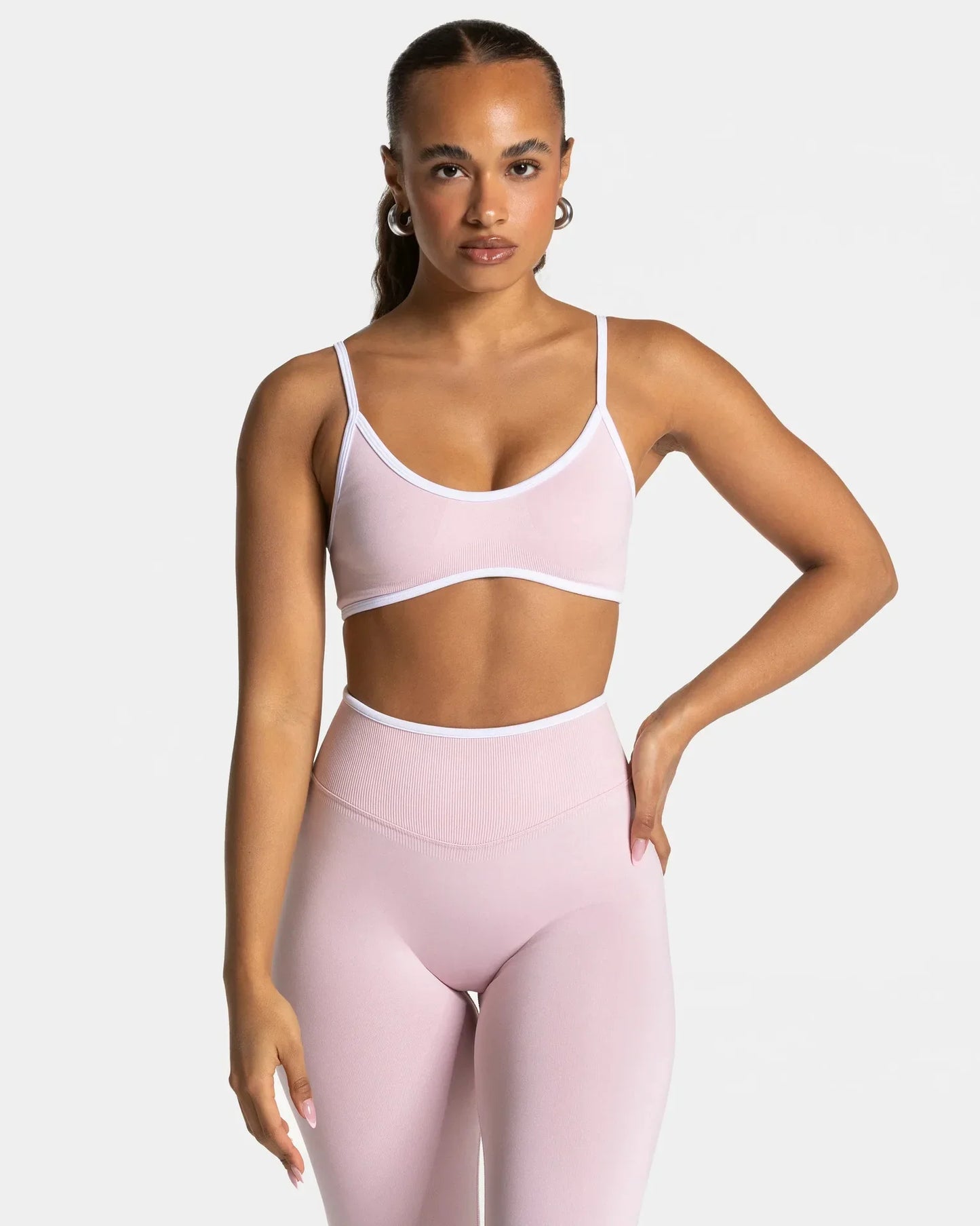 KiKis shockproof yoga bra outdoor fitness in light pink with white trim on a model
